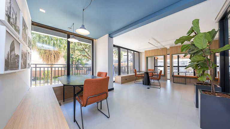 Viva no Centro de Curitiba: Cena Living com Studio completo