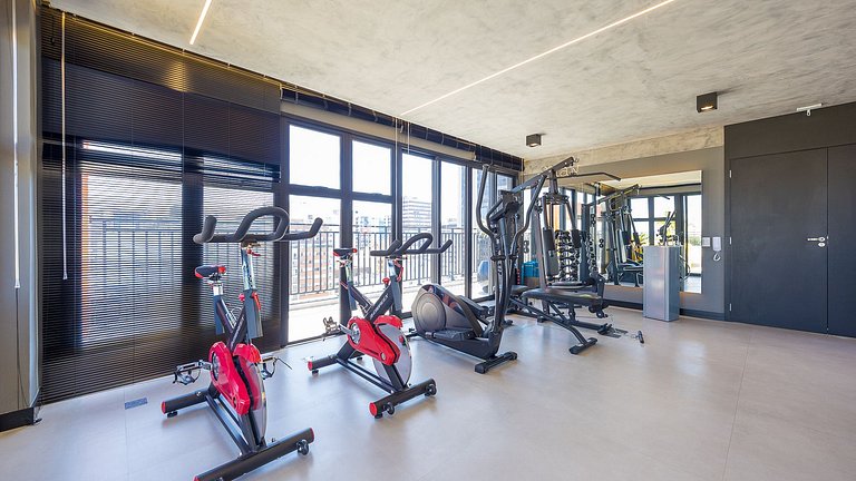 Viva no Centro de Curitiba: Cena Living com Studio completo