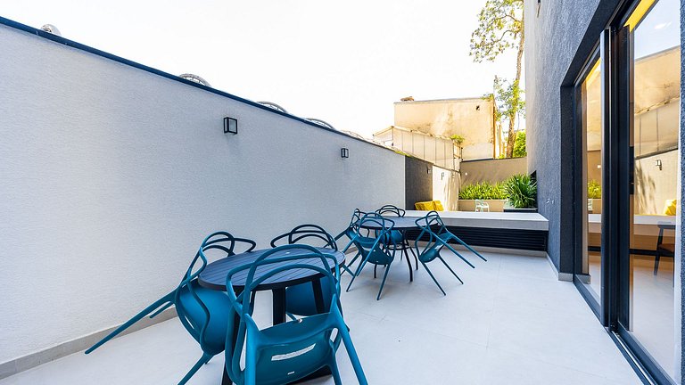 Viva no Centro de Curitiba: Cena Living com Studio completo