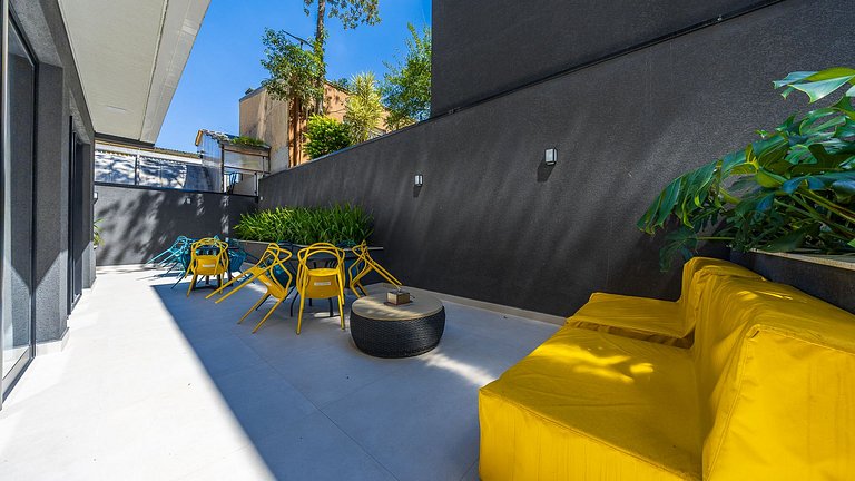 Viva no Centro de Curitiba: Cena Living com Studio completo