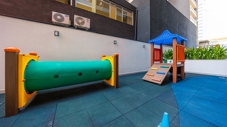 Viva no Centro de Curitiba: Cena Living com Studio completo