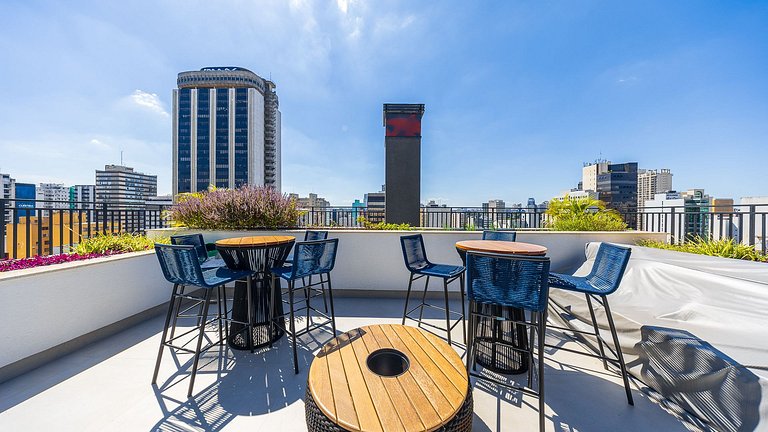 Viva no Centro de Curitiba: Cena Living com Studio completo