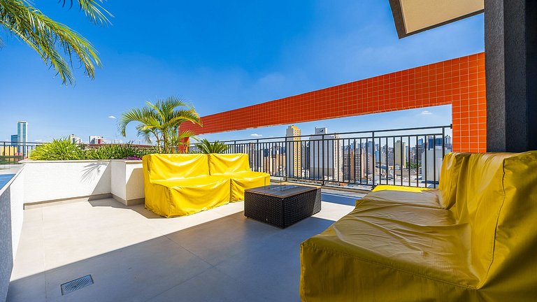 Viva no Centro de Curitiba: Cena Living com Studio completo