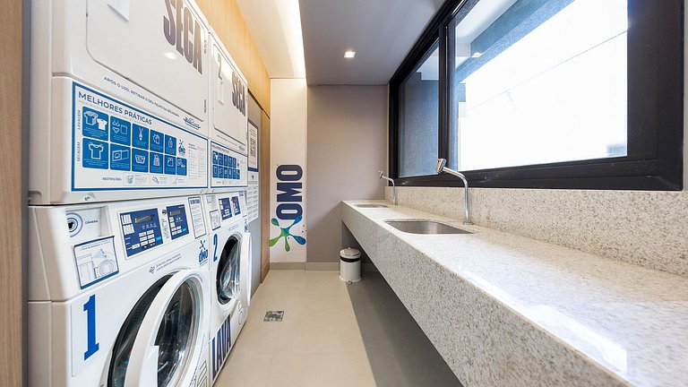 Viva no Centro de Curitiba: Cena Living com Studio completo