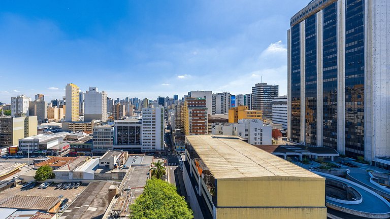 Viva no Centro de Curitiba: Cena Living com Studio completo